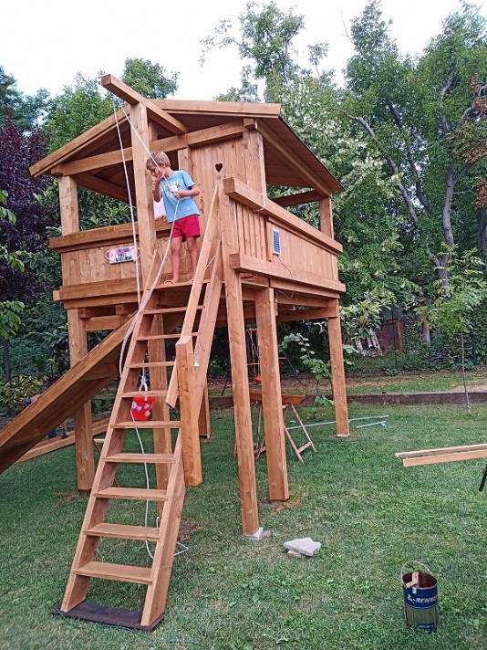 Cosa c'è di più bello che regalare o costruire una casetta di legno per il gioco dei bambini