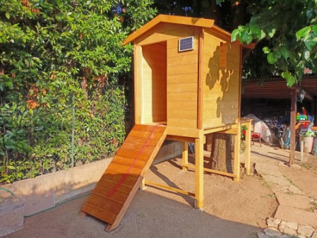 casetta in legno per il gioco dei bambini montata si 6 colonne e rampa di risalita, colore noce chiaro