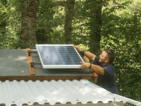 fase di montaggio di un pannello solare avente lo scopo di riscaldare un box per cane senza usar el'energia di casa
