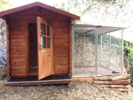 Produzione Box In Legno Coibentato Per il Cane con recinto esterno in rete rigida zincata