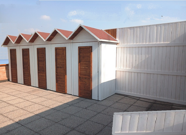 Cabina mare in legno cabine spogliatoio sulla spiaggia, colore bianco con porta color noce