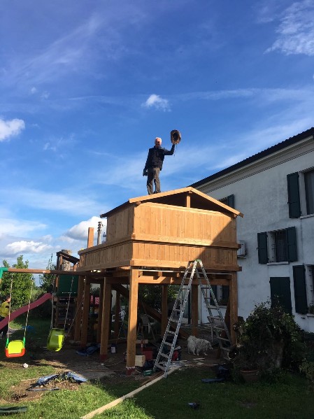falegname sul tetto di una casa in legno
