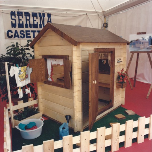 casetta di legno per il gioco dei bambini