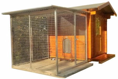 gabbia in rete zincata rigida accostata a casetta in legno cm. 200x200, con gattaiola centarle sulla parete per passaggio del cane
