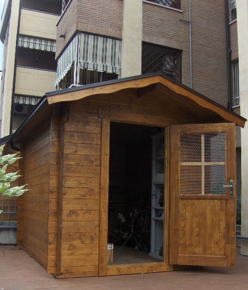 Casetta legno massiccio, adibita a  casetta per attrezzi in area condominiale  con spesse pareti ad effetto isolante termico  