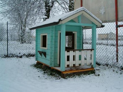 mini casetta con veranda per bambini in mezzo alla neve