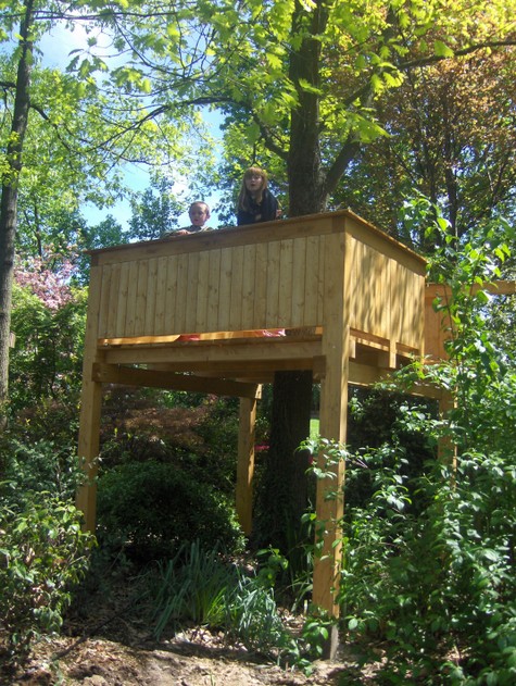 terrazzo su palafitta un soppalco a terrazzo sullevato da terra con quattro possenti colonne, una balconasta in legno e sopra i bambini che osservano la natura