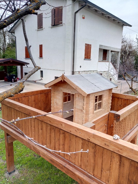 piccola casa in legno per bambini posta su terrazzo per 
