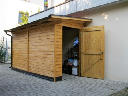 armadio ripostiglio in pannelli di legno addossato a parete senza vetri
