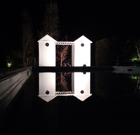 cabina spogliatoio bianca si riflette nell'acqua di notte