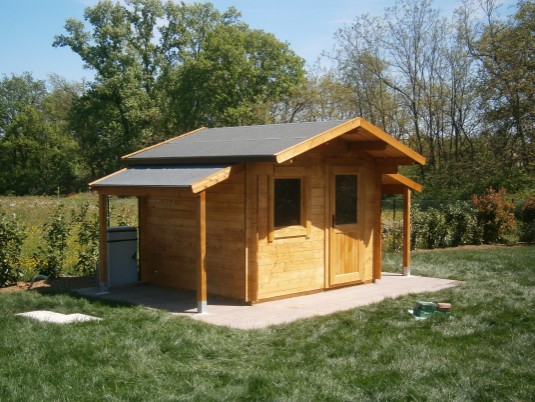 casetta di legno con due verande laterali  uso legnaia